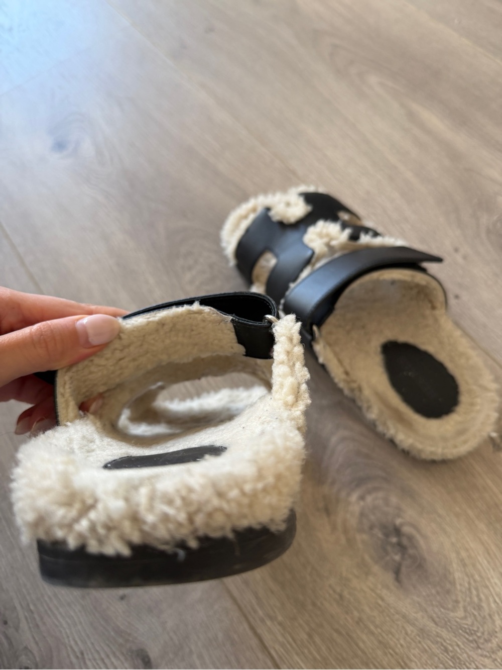 HERMES BLACK SHEARLING CHYPRE WOMENS SANDALS 36 - Picture 7 of 7